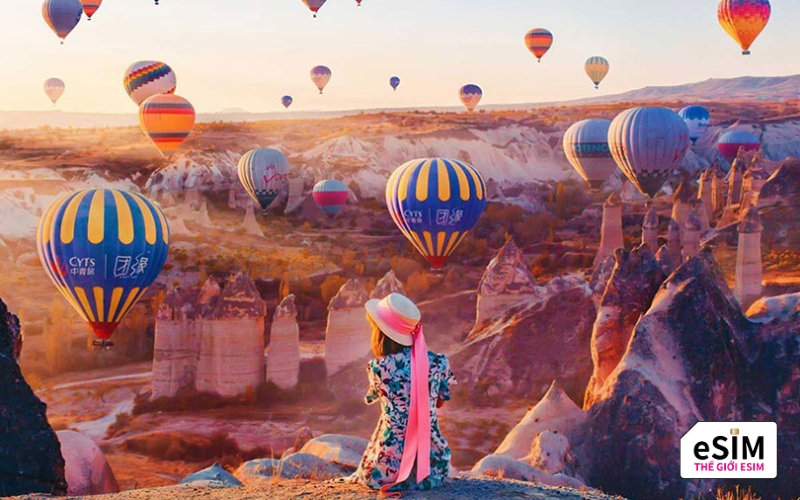 Khám phá kỳ quan khinh khí cầu rực rỡ sắc màu giữa thung lũng đá Cappadocia huyền ảo.